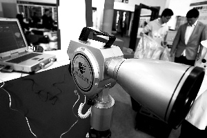 國內最先進的穿墻探人雷達吸引了不少參觀者的目光。程寧攝