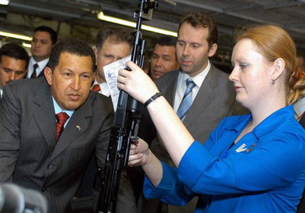 資料圖：查韋斯訪問俄羅斯時參觀俄步槍制造廠