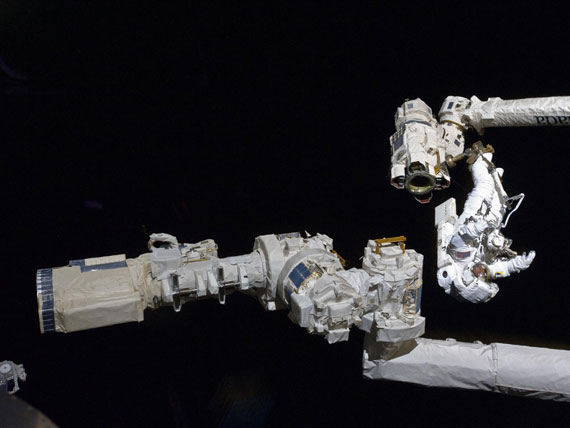 安裝了一個太空對地面的通信天線