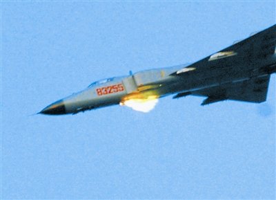 戰機發射航炮。