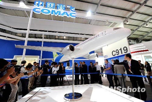 第13屆北京國際航空展在北京國展中心開幕,來自14個國家和地區的200多家航空企業前來參展,展覽上亮相的航空模型吸引了眾多觀眾。其中,
國產大飛機C919模型整體首次亮相成為眾人的關注點。中新社發遠舟攝