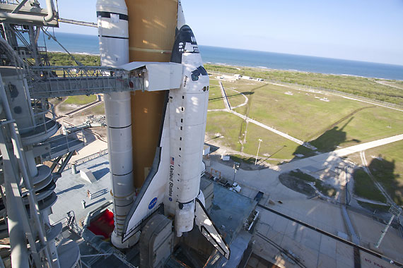 亞特蘭蒂斯號(hào)航天飛機(jī)矗立發(fā)射臺(tái)