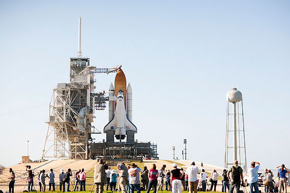 亞特蘭蒂斯號(hào)航天飛機(jī)矗立發(fā)射臺(tái)