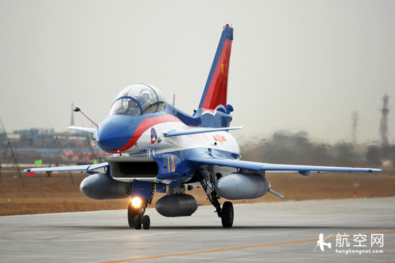 資料圖：殲10表演機滑行中特寫