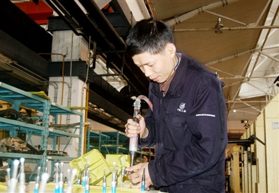 劉時(shí)勇正在進(jìn)行鉚接作業(yè)