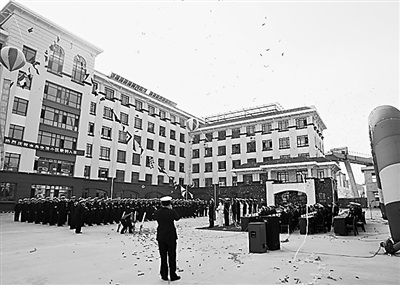 某現(xiàn)代化軍港一側(cè)，經(jīng)過精心設(shè)計、精心施工，一幢幢嶄新的水兵樓拔地而起