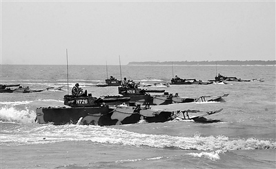 兩棲步戰(zhàn)車搶灘登陸訓練?！　∫捎聰z