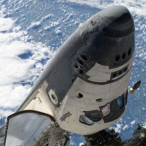 宇航員在太空漫步時拍的“亞特蘭蒂斯”號和國際空間站對接圖