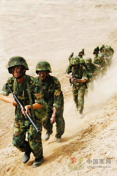 圖文：解放軍在生疏復雜地域開展戰(zhàn)術訓練