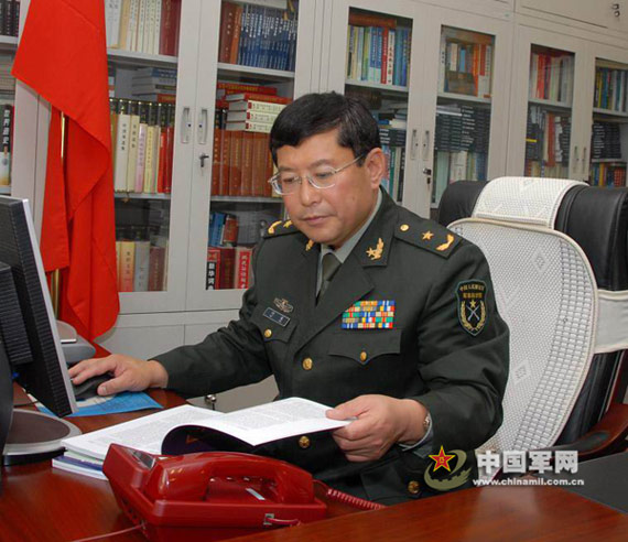 何雷少將工作近照