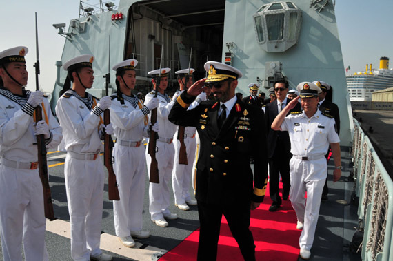 阿聯(lián)酋海軍副司令賽義德（前中）檢閱中國海軍艦隊(duì)儀仗隊(duì)