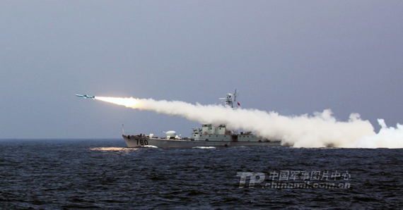 某導(dǎo)彈護(hù)衛(wèi)艇導(dǎo)彈實(shí)射。