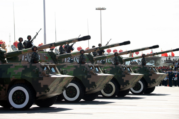 資料圖：新中國成立60周年國慶閱兵展示的國產100毫米輪式自行突擊炮