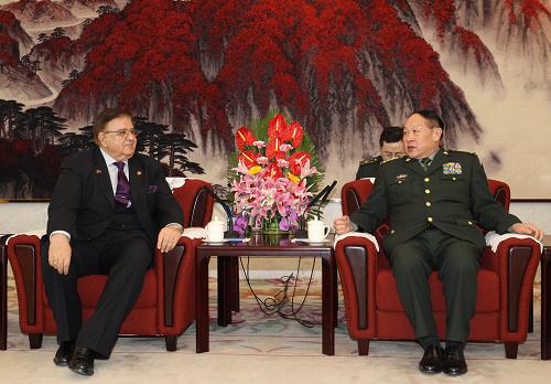 3月25日，國務委員兼國防部長梁光烈在北京八一大樓會見隨同阿富汗總統卡爾扎伊來訪的阿富汗國防部長阿卜杜勒·瓦爾達克。新華社記者丁林攝