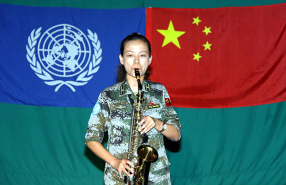 圖為護(hù)士單敏在慶祝維和20周年聯(lián)歡會(huì)上演奏薩克斯。攝影:郭云飛