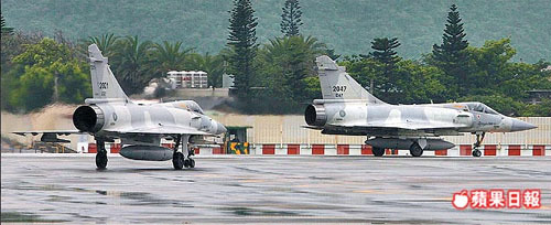 臺軍漢光演習縮水，幻影2000戰機只在跑道滑行，而沒有飛上天。來源：臺灣《蘋果日報》