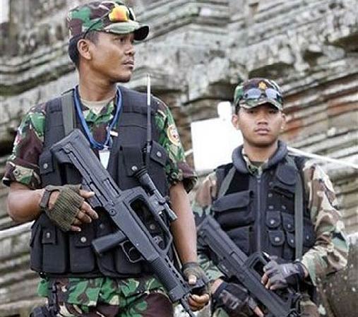 裝備中國97式步槍的柬埔寨士兵