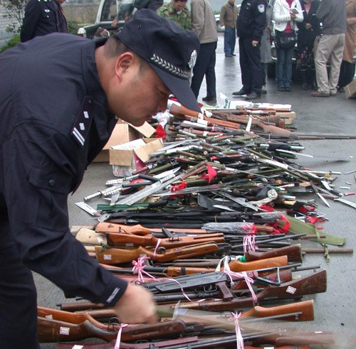 資料圖：我國警方繳獲的槍支刀具等危險物品