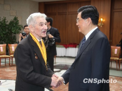 會見結束時，俄羅斯老戰士佩戴著胡錦濤頒發給他的“和平”獎章，與胡錦濤緊緊握手，依依惜別。中新社發張朔攝