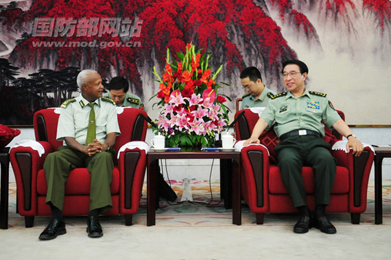 6月29日，中央軍委副主席徐才厚上將會見埃塞俄比亞軍隊總參謀長薩莫拉•尤內斯上將。李曉偉攝