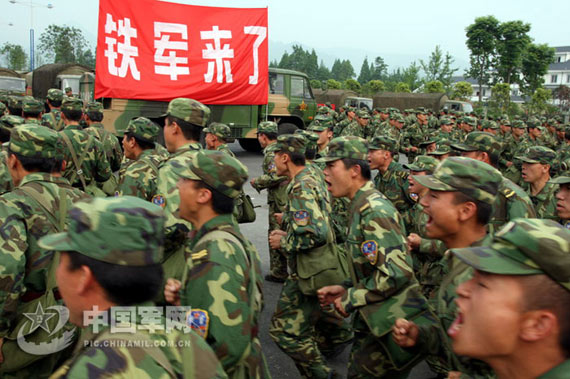 鐵軍士兵用肩膀把農民卡車從2200米高處背下山