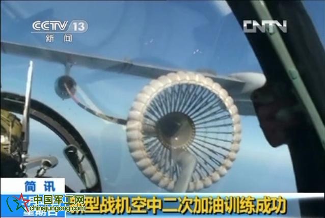 新型戰機空中二次加油訓練，采用對飛方式匯合