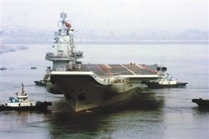 航母平臺向港口出口方向轉向。 宋太盛 攝