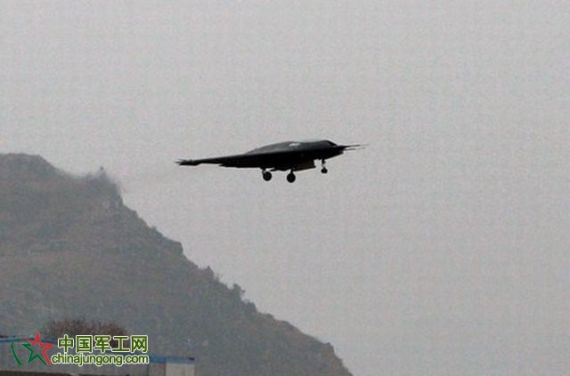 中國“利劍”隱身無人攻擊機成功首飛