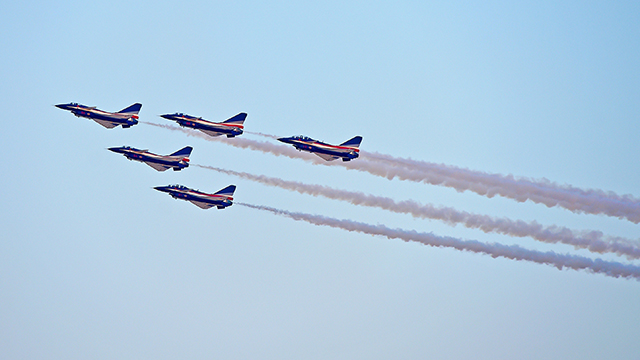 中國空軍八一飛行表演隊亮相迪拜航展