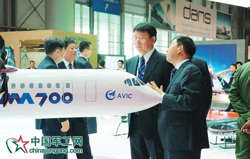 航空工業副總經理陳元先參觀展臺。